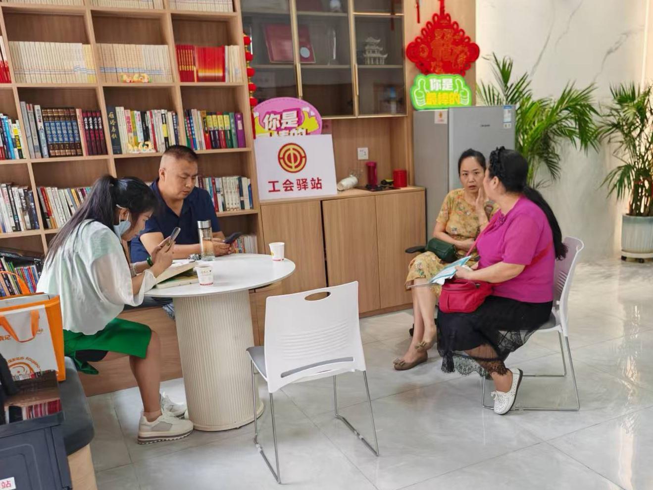 家长在暖心驿站休息。首席记者 程静摄