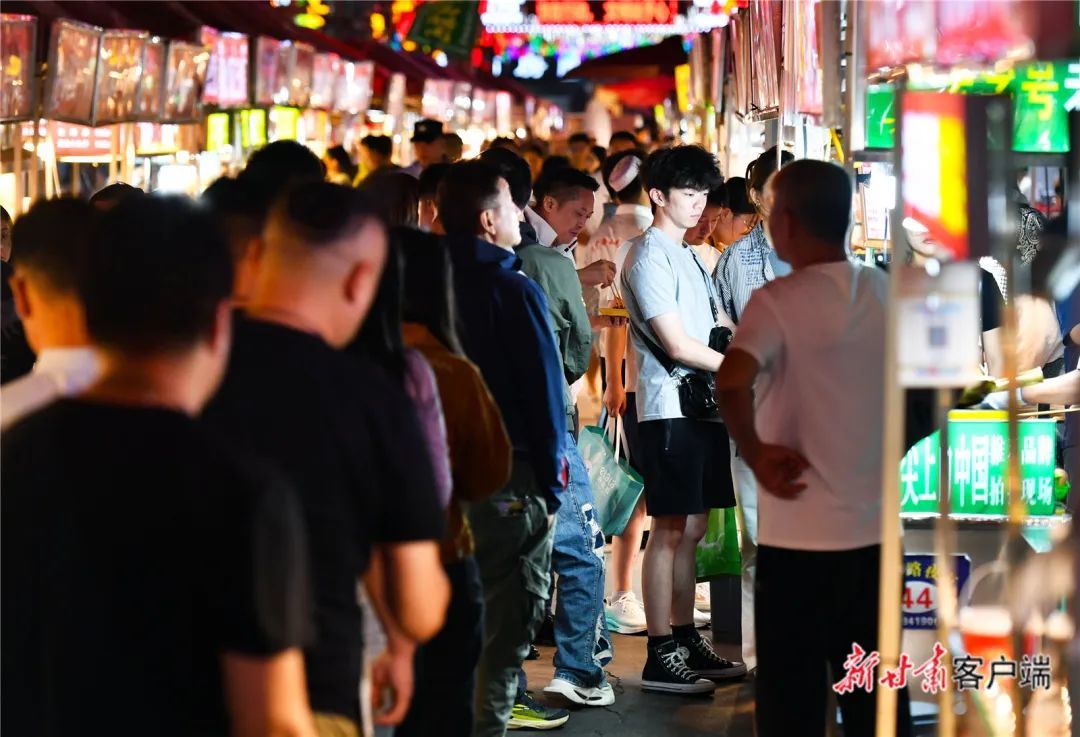牛奶鸡蛋醪糟是兰州的特色食品,在正宁路小吃夜市,游客排队购买这款网红小吃。新甘肃·甘肃日报记者 马伊星