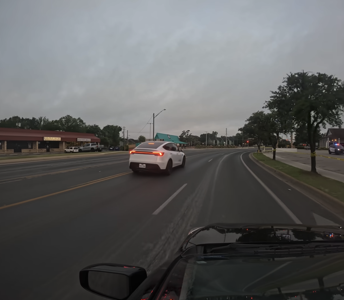 特斯拉Robotaxi突然刹车
