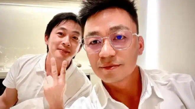 42岁王宝强为配女友整容走偶像路线？戴金框眼镜白衬衫撞脸汪小菲封面图