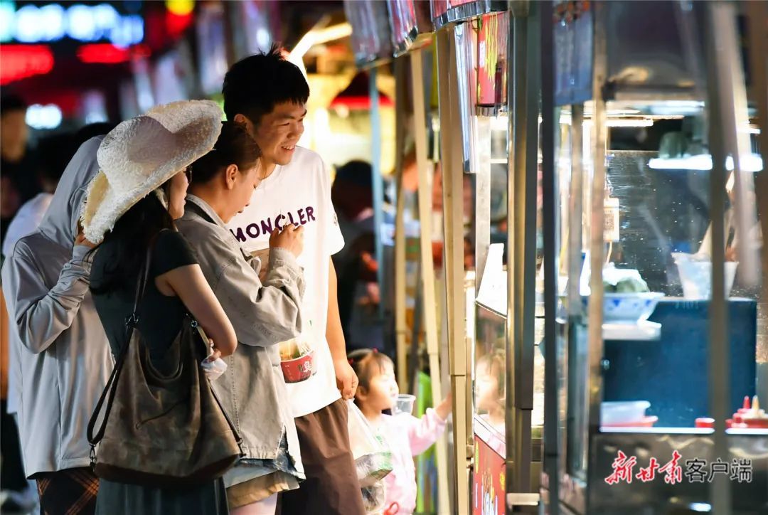 兰州市正宁路小吃夜市久负盛名,游客们在这里感受兰州的烟火气。新甘肃·甘肃日报记者 马伊星
