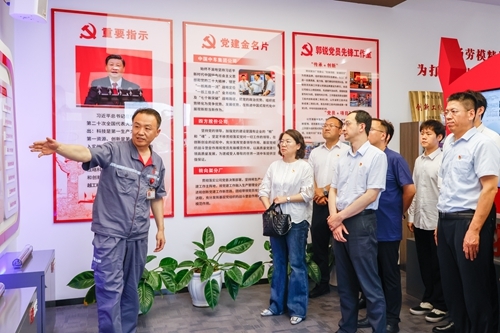 青岛职业技术学院师生参观郭锐劳模创新工作室