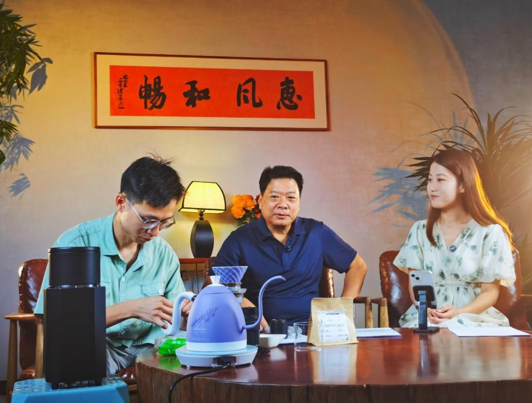 霍童（左）在直播中向大家展示手冲咖啡。