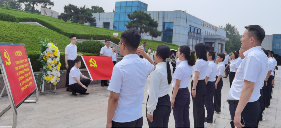 图：山东临沂城区收展部党支部在大青山纪念馆开展主题活动