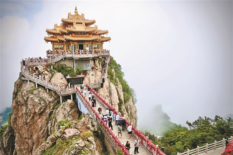 游客在栾川县老君山游玩。 记者 邓放 摄