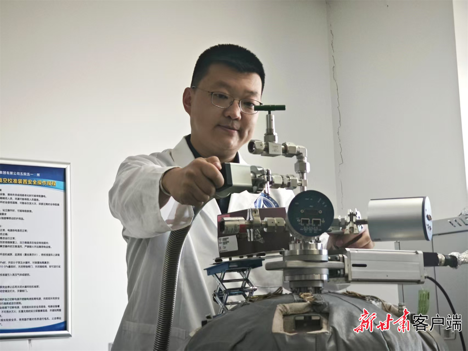 习振华正在实验室里做真空计的动态校准实验（新甘肃·甘肃日报记者　吴涵）