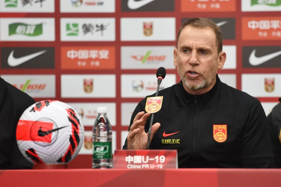 久尔杰维奇在2024年“熊猫杯”足球赛接受采访 图/中新图片 中新社记者 张浪 摄