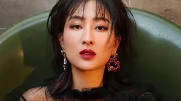 和孔令辉同居11年，穿泳装骑黑人背上的马苏，如今怎么样了？封面图