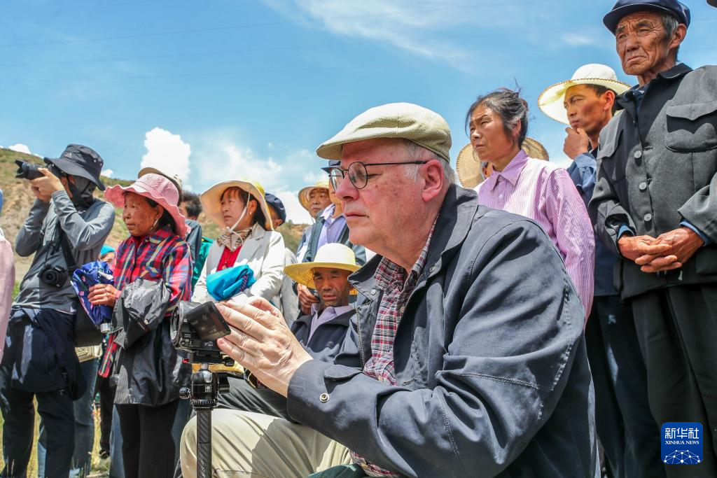 6月10日，高文厚在甘肃省定西市岷县“麻石头花儿会”上采录“花儿”。新华社记者　郎兵兵　摄