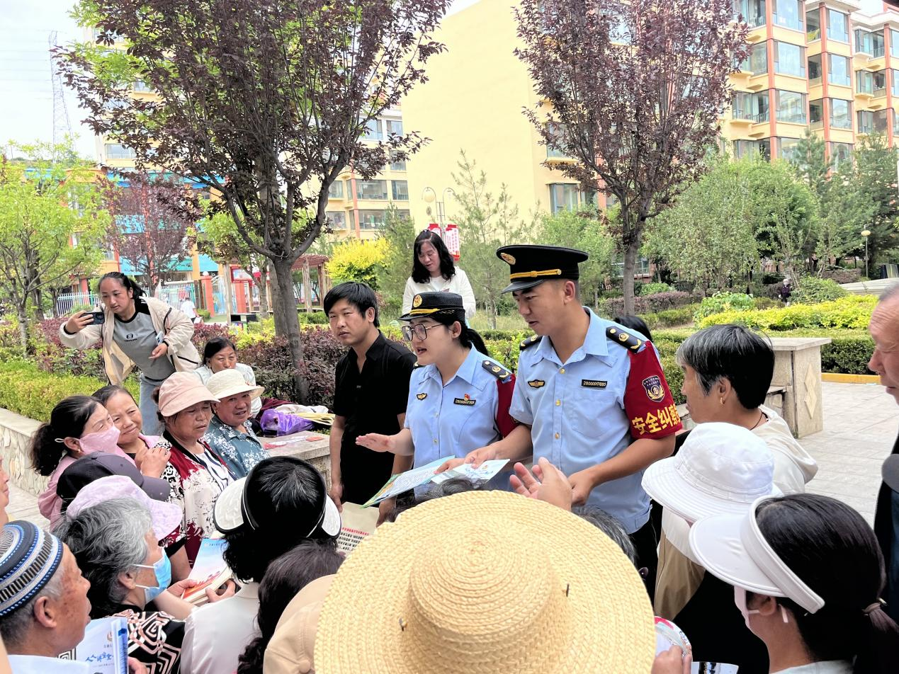 华亭“红袖章”进社区　筑牢安全宣传防护网