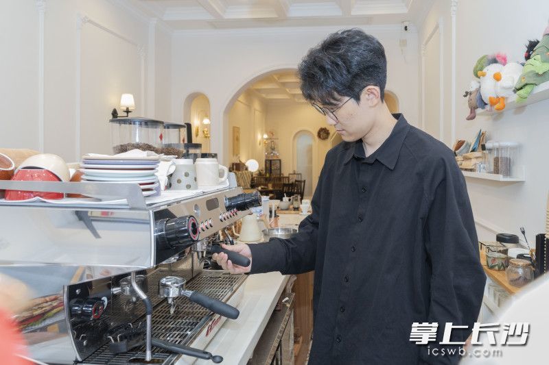 刘明昊正在展示咖啡制作工艺。