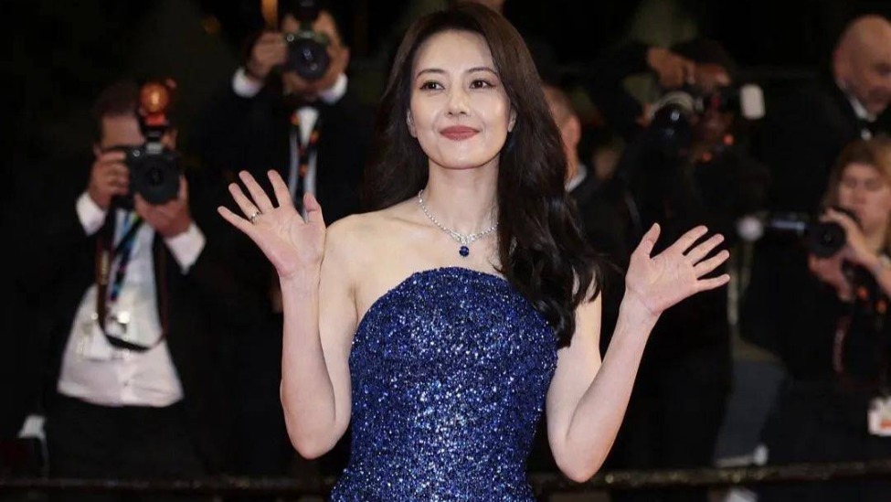 高圆圆戛纳红毯现身，外媒曝无修图，法令纹显现自然老去魅力封面图