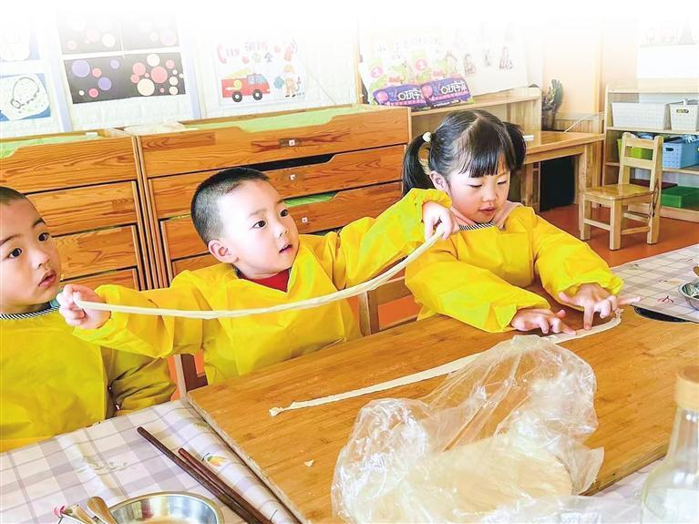 厨房变课堂，孩子们跟着老师学做美食。本组图片均由兰州新区报记者　姜波　摄