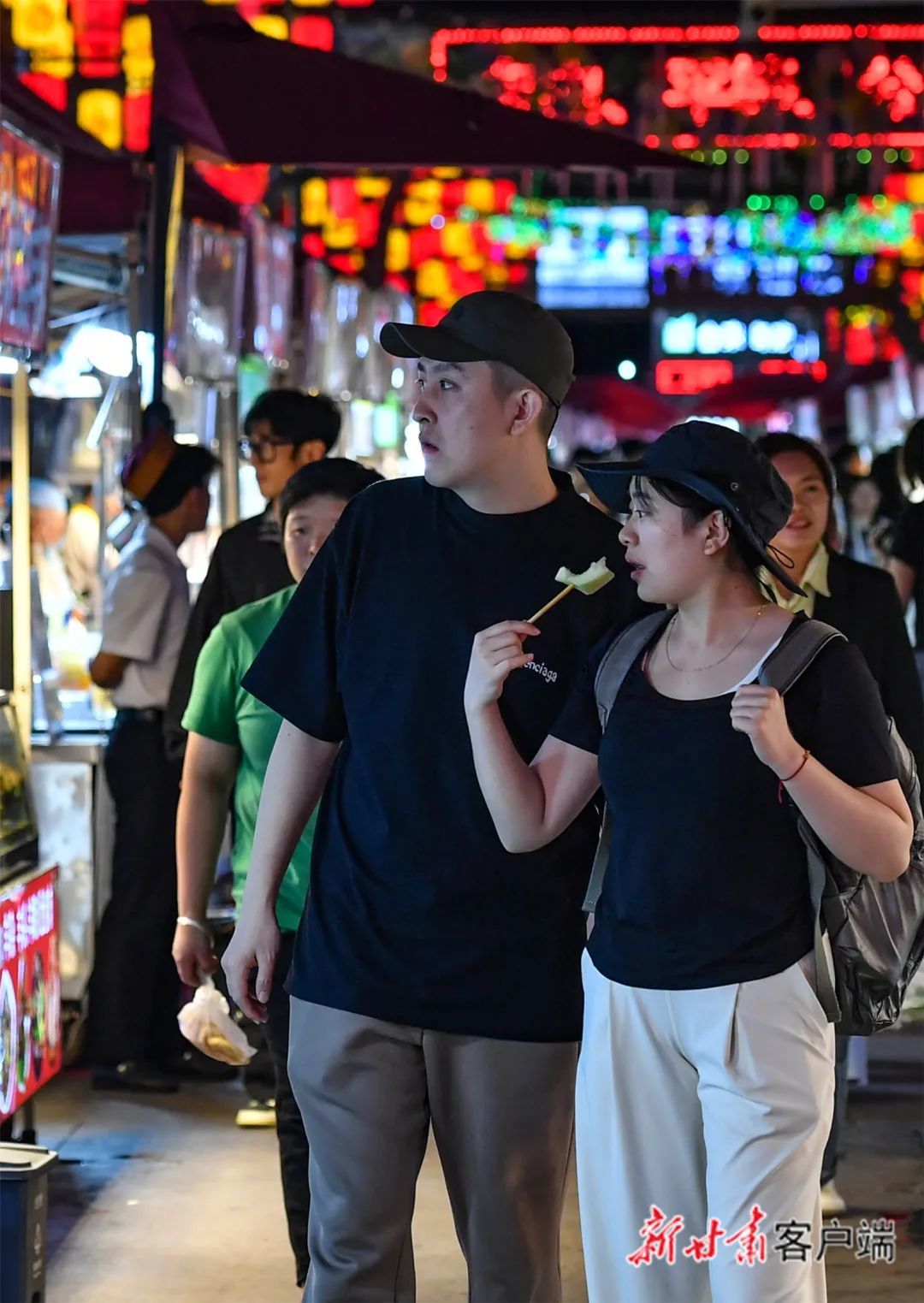 游客在兰州市正宁路小吃夜市品尝特色小吃 新甘肃·甘肃日报记者 马伊星