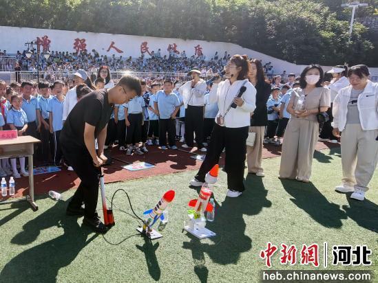 宽城满族自治县第五小学科技节活动现场。 裴楠 摄