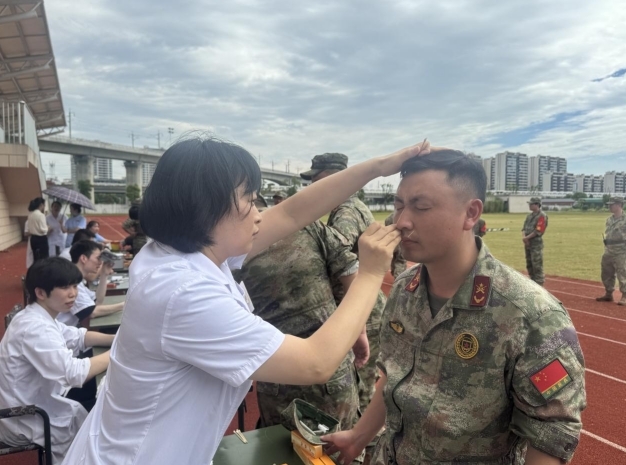 南昌县：把诊疗室“搬进”练兵场 情系军营护健康