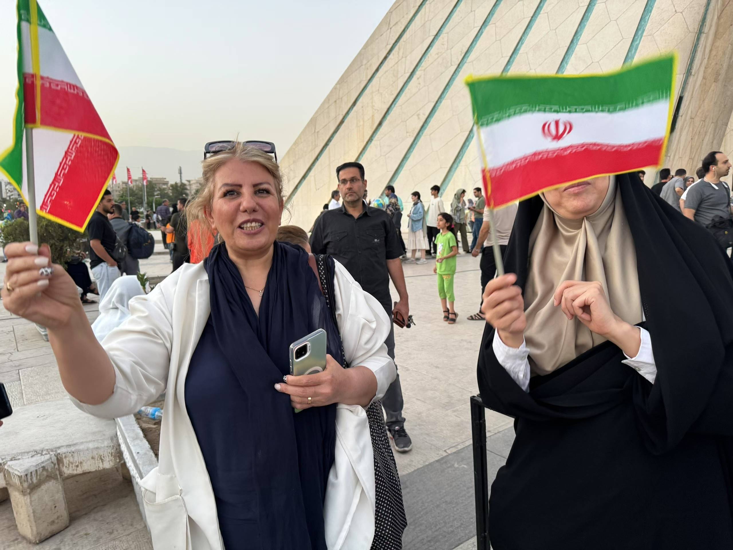 凤凰女记者战地日记|伊朗民众：政府整天关注头巾这些不重要的事，反而忘了敌人的存在