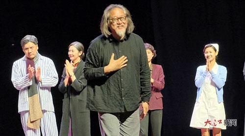 賴聲川(前)攜專屬版《暗戀桃花源》在南昌紅谷灘大劇院連演兩場