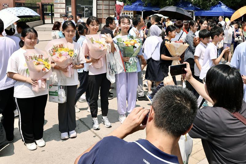 在西安市曲江第一中学考点，考生开心合影。记者 郝钟毓 实习生 郝雨辰一摄