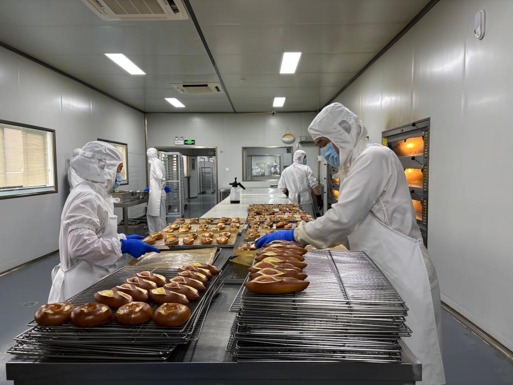 图为欧包工厂工人正在制作面包。新华社记者 刘佳敏 摄