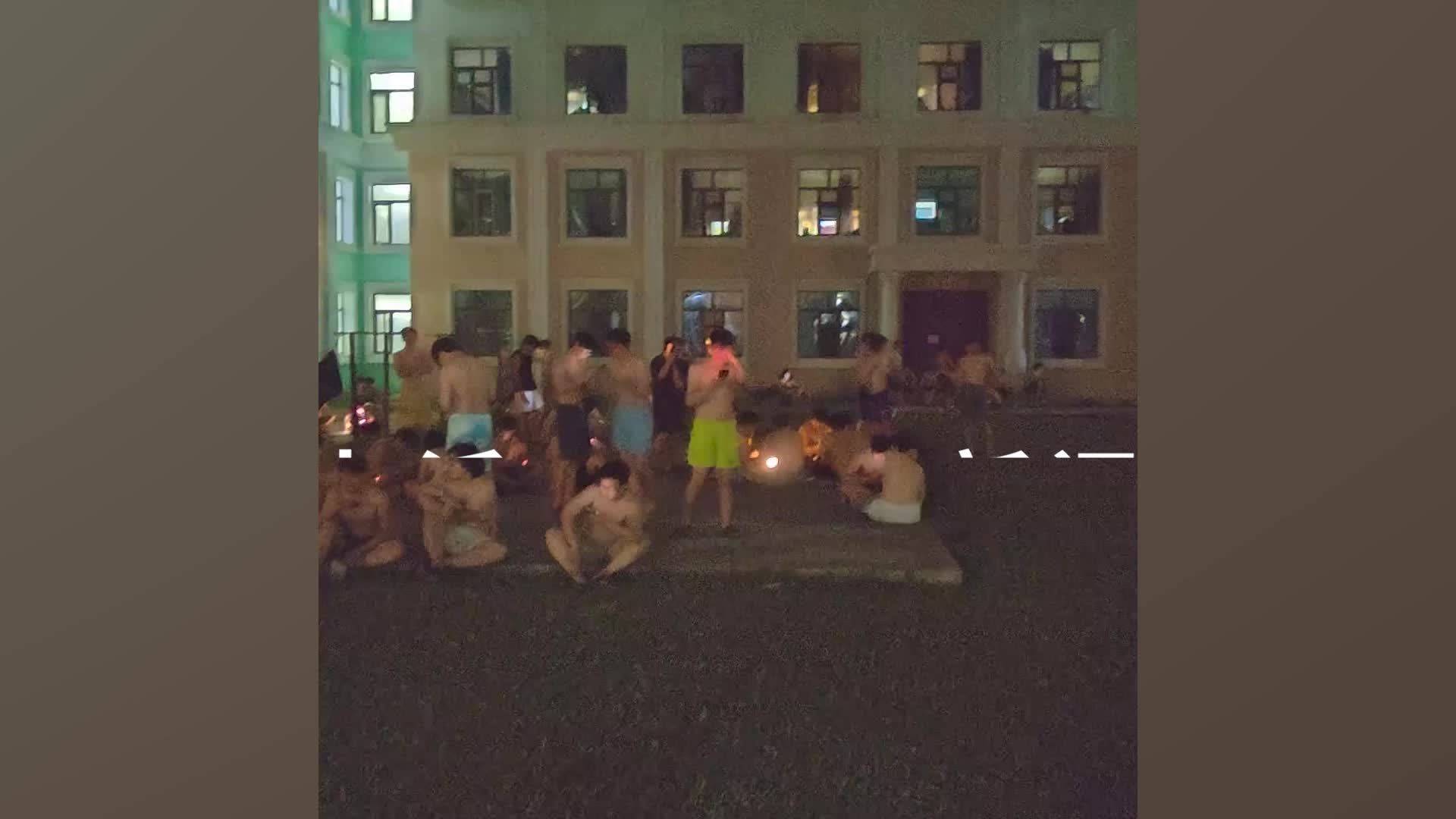 东北多所高校学生称高温楼道乘凉睡觉，高校工作人员：是否装空调要看学校计划和安排