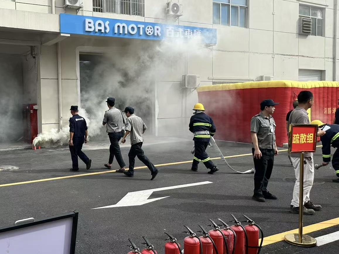 浓烟中的生命课堂：西乡街道南昌社区开展沉浸式消防应急演练