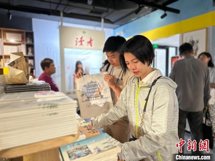 6月22日，台湾嘉宾参观位于黄河畔的“读者博物馆”。闫姣　摄