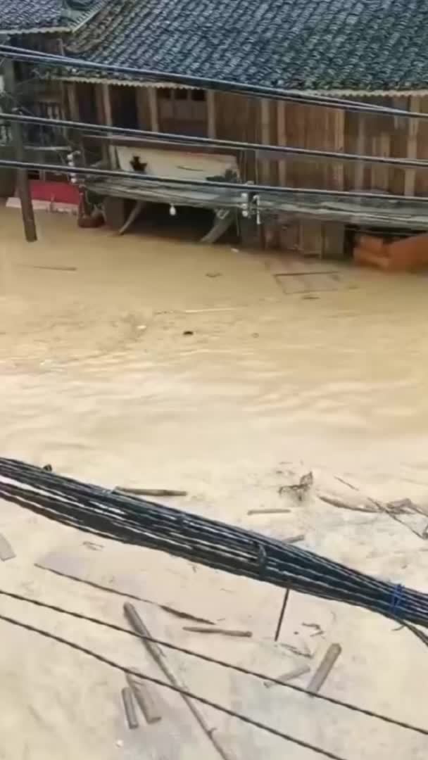 新华社消息｜新一轮洪峰过境 贵州榕江县防汛应急响应再次提升至Ⅰ级