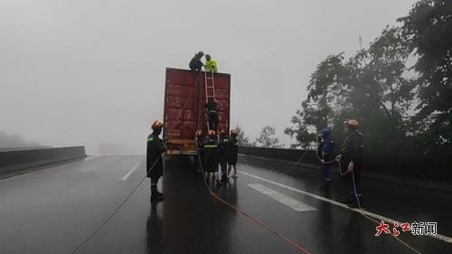 货车司机被救下