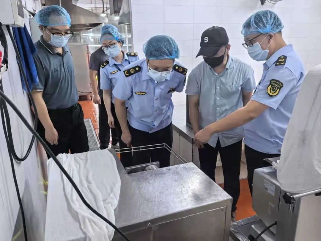 ▲顺德区市场监管部门工作人员到君兰中学开展检查。