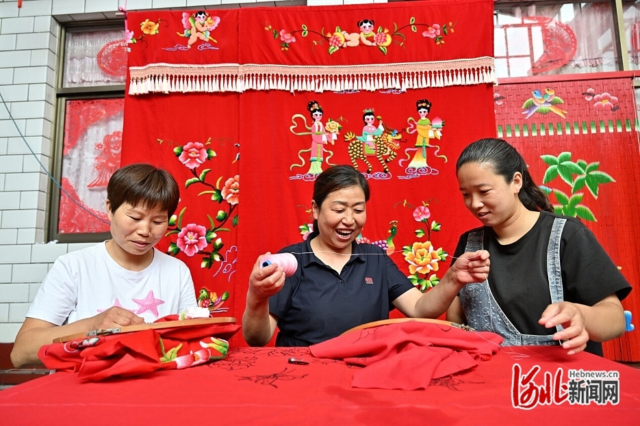 1 6月20日，贺彦霞（中）带动周边村庄妇女一起刺绣，共同致富。 河北日报记者 田明摄.jpg