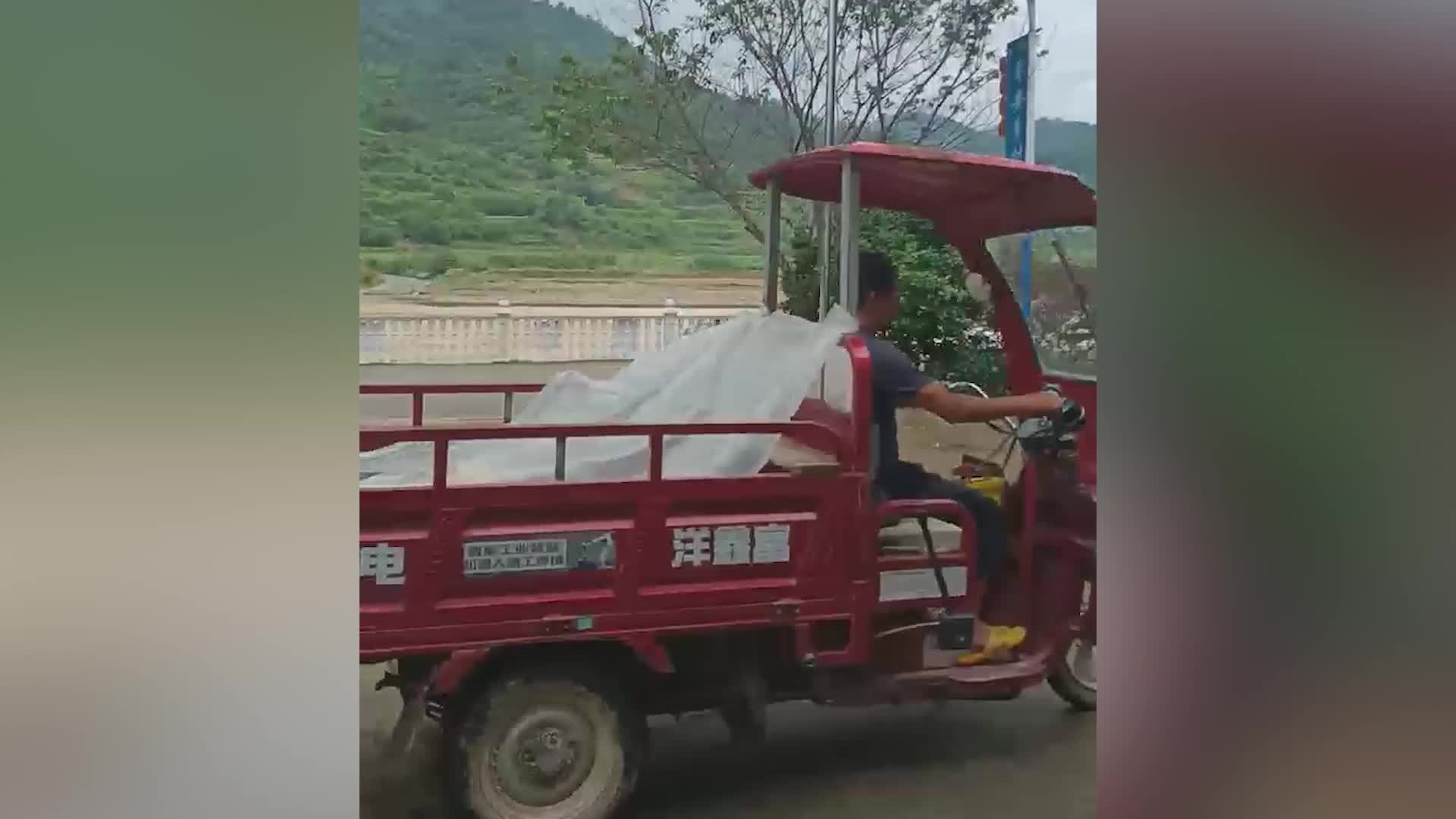 贵州榕江一镇村民自发捐物资为救灾人员做盒饭，镇书记：做了4千份，捐的菜堆成山了