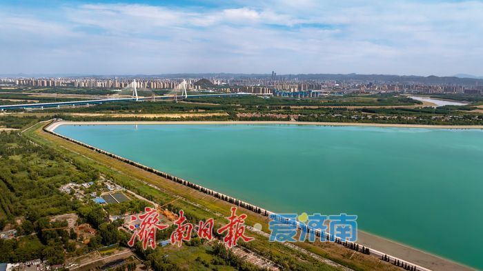 一年四季 泉在济南丨鹊山湖畔翠意浓，生态美景宛如画卷