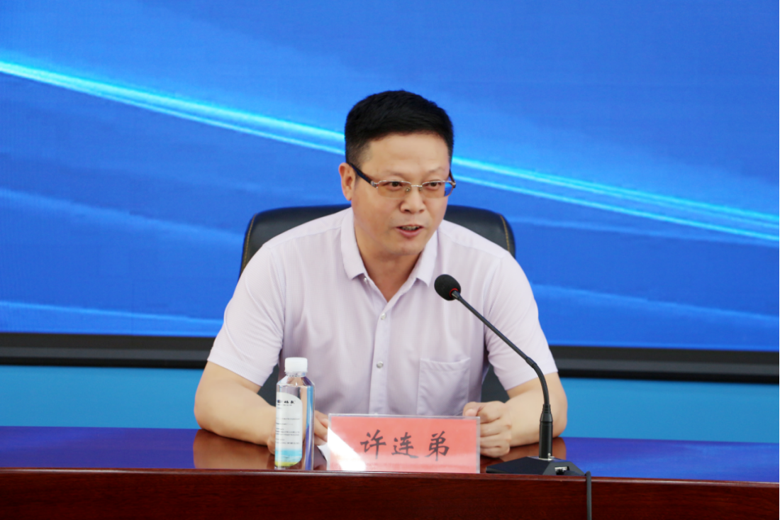 黑龙江省文化和旅游厅推广营销处二级调研员许连弟主持发布会（陈默摄）