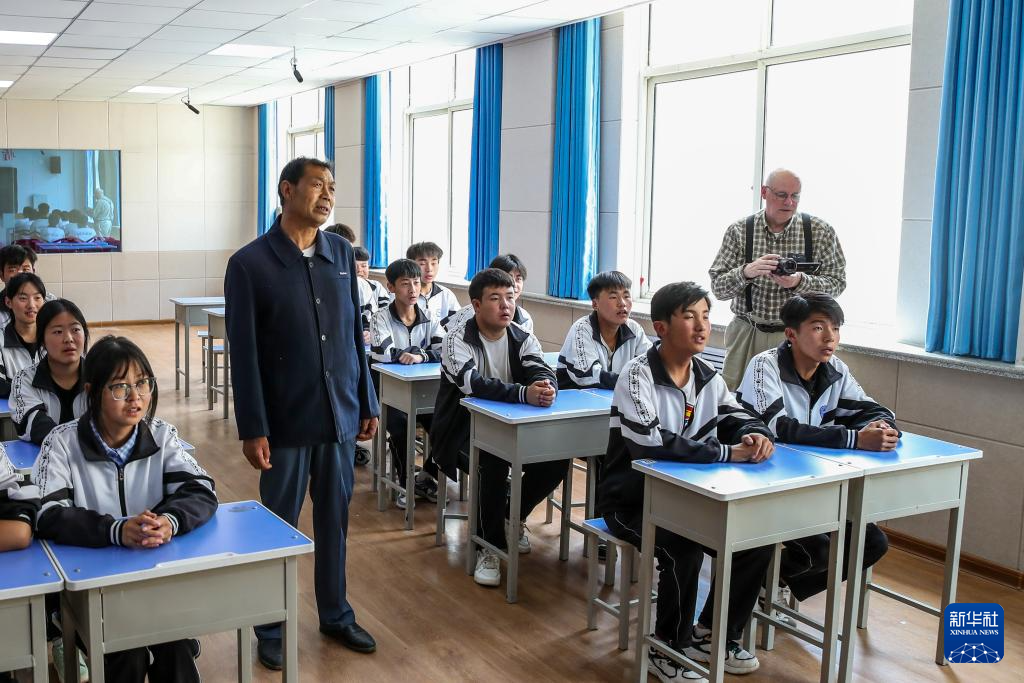 在甘肃省定西市岷县职业中等专业学校的“花儿进校园”课堂上，“洮岷花儿”国家级代表性传承人刘郭成（中）为学生们传授“花儿”技艺，高文厚在一旁拍摄（6月13日摄）。新华社记者　郎兵兵　摄