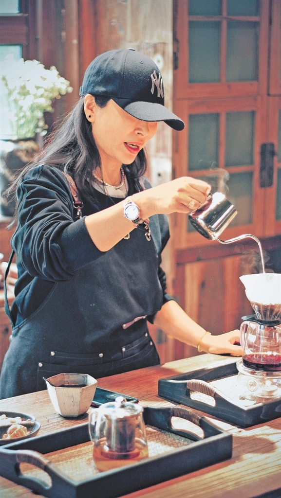 游客在山的禮物民宿體驗手沖咖啡