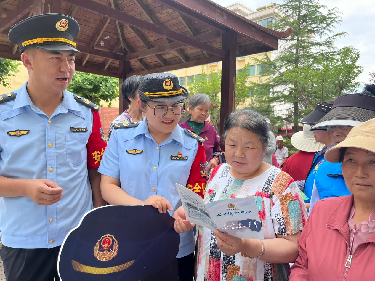 华亭“红袖章”进社区　筑牢安全宣传防护网