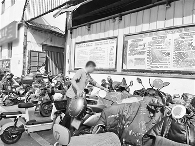 张春生在摆放电动自行车