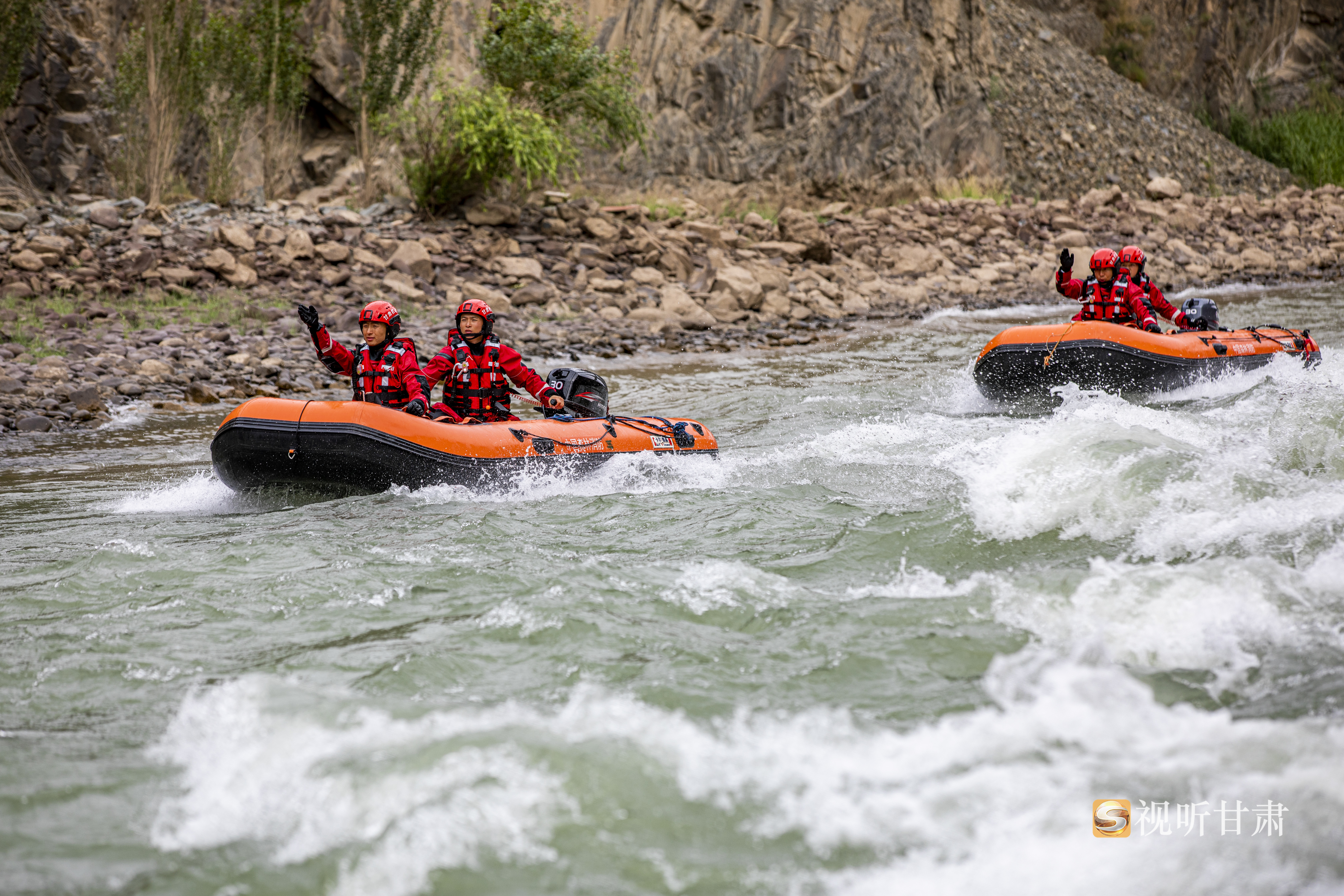 消防救援进行irb驾驶离靠岸训练