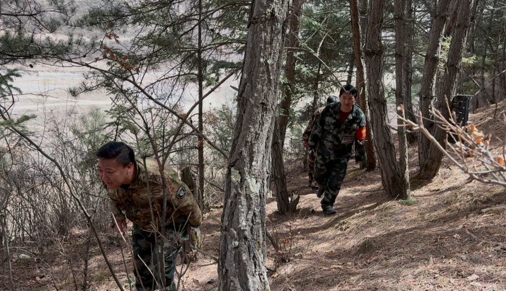 张路达(左一)和同事正在林间巡护 新华社记者 刁慧琳 摄