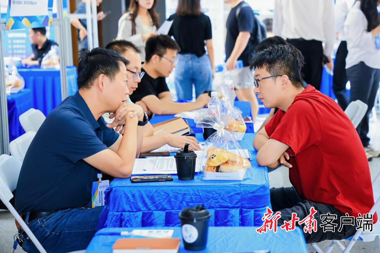 毕业生与用人单位深入交流
