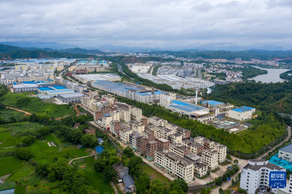 这是6月17日拍摄的上犹县工业园区（无人机照片）。 新华社记者 郭杰文 摄