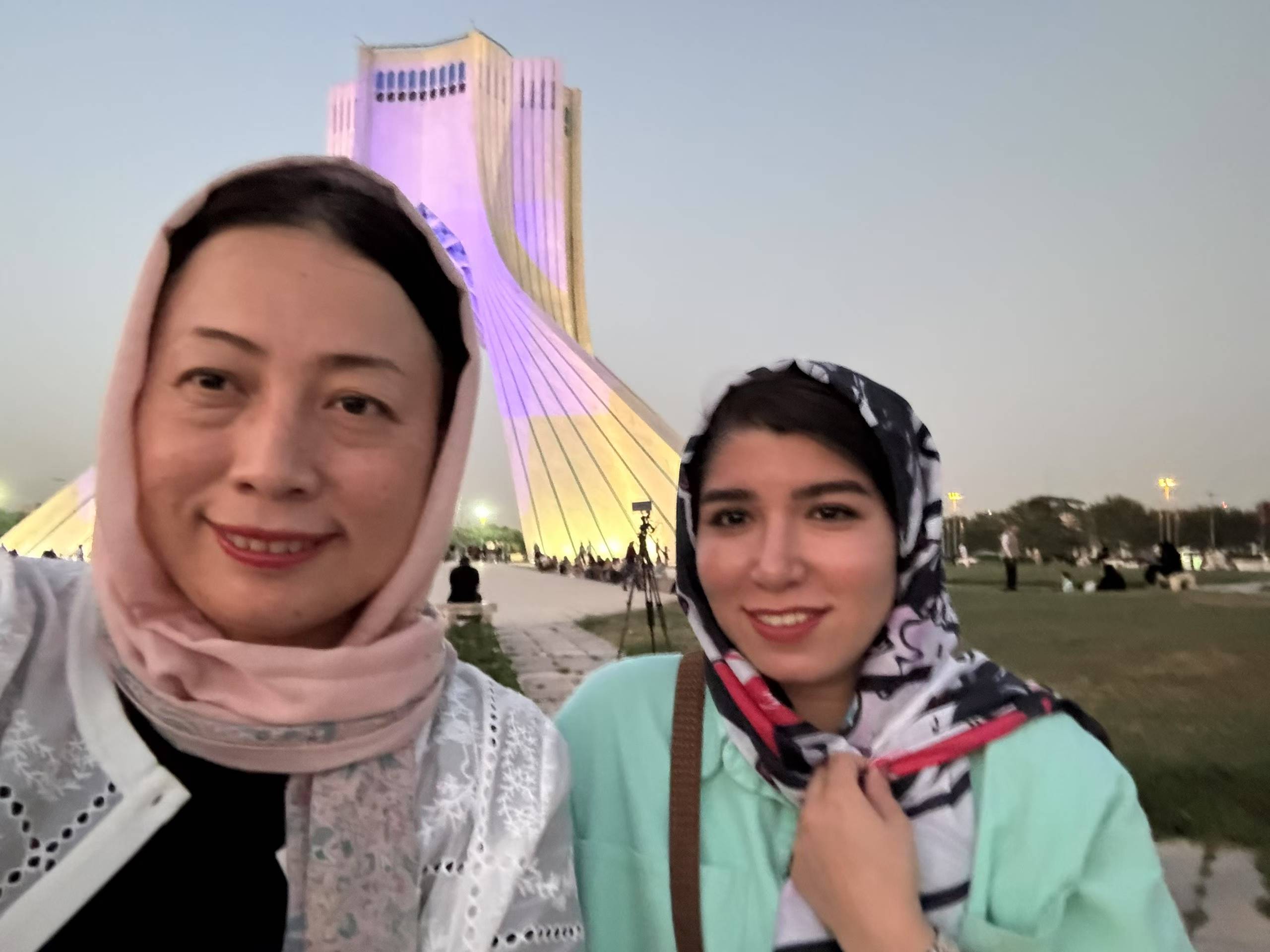 凤凰女记者战地日记|伊朗民众：政府整天关注头巾这些不重要的事，反而忘了敌人的存在