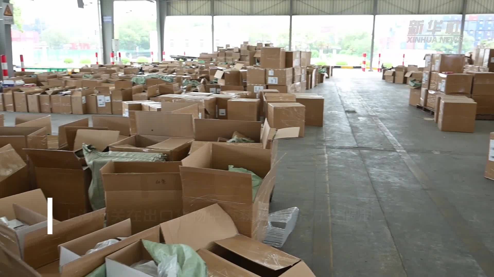 上海海关在出口货物中查获1900余万支假烟