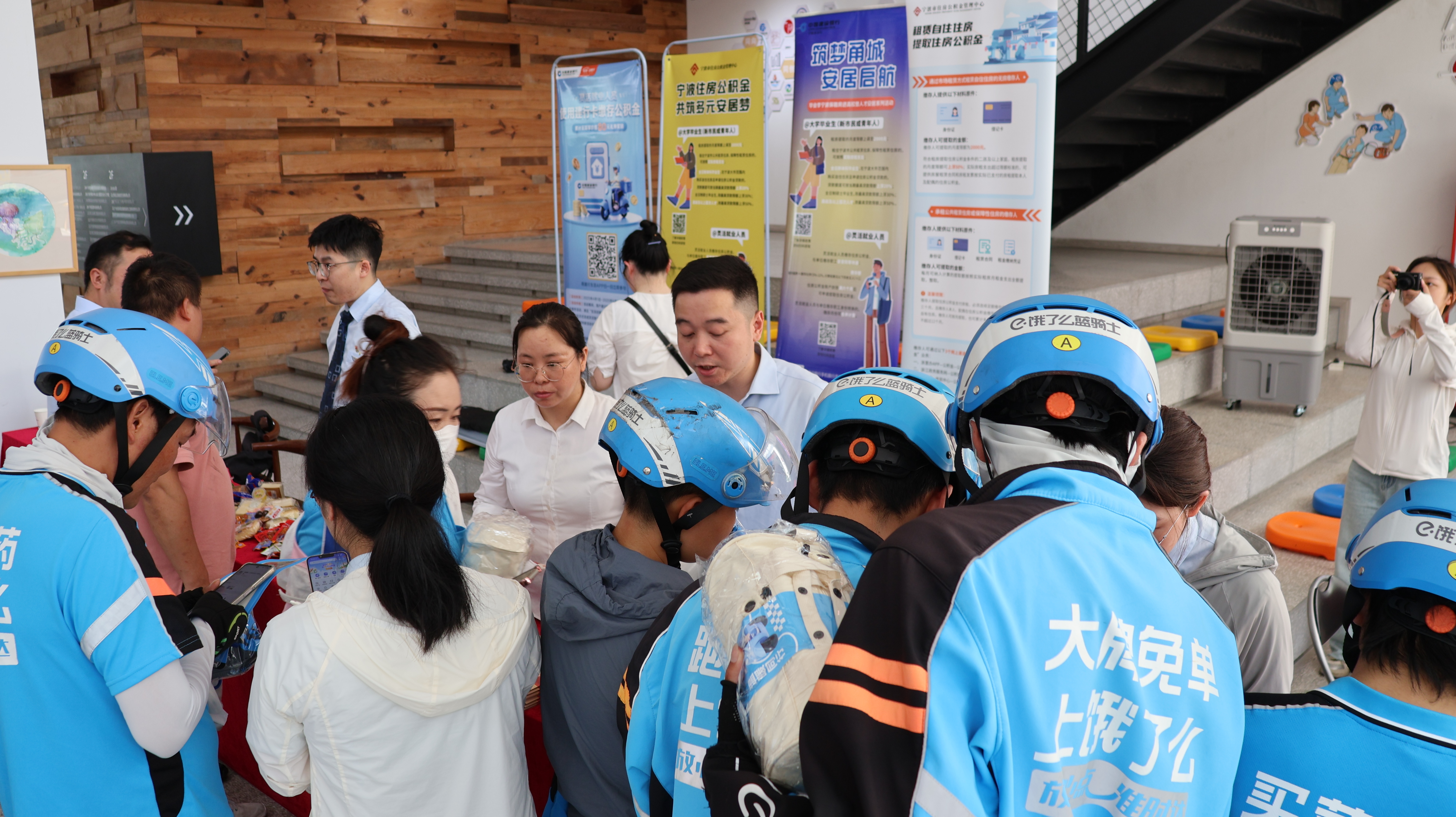 建行宁波市分行：公积金政策“送上门”助力快递员圆安居梦