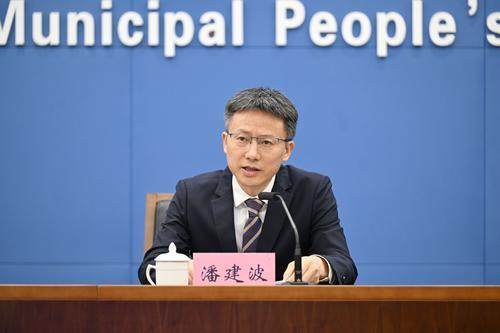 ▲市卫生健康委党委委员、副主任潘建波介绍情况。首席记者 龙帆 摄