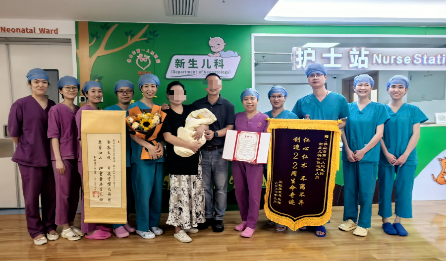 图为:患儿家属送锦旗感谢儿科创生命奇迹。