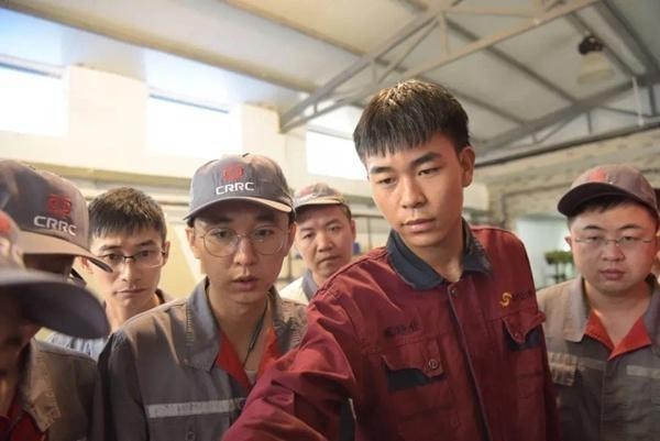 党金鑫（右二）在车间为学生进行实操教学指导，分享技能经验。受访者供图