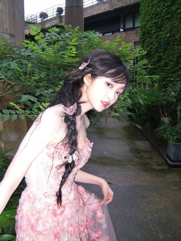 杨肸子明媚多姿。