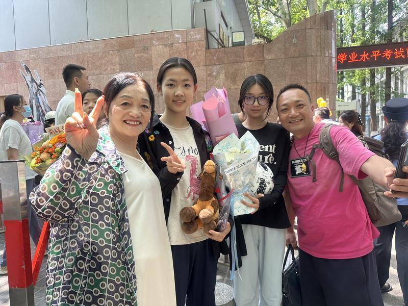 孙先生（右一）送给女儿球星签名足球。首席记者 程静摄